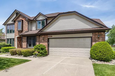 2377 Duke Dr, Troy, MI 48085