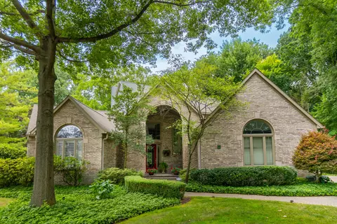 35700 Cross Crk N, Farmington Hills, MI 48331