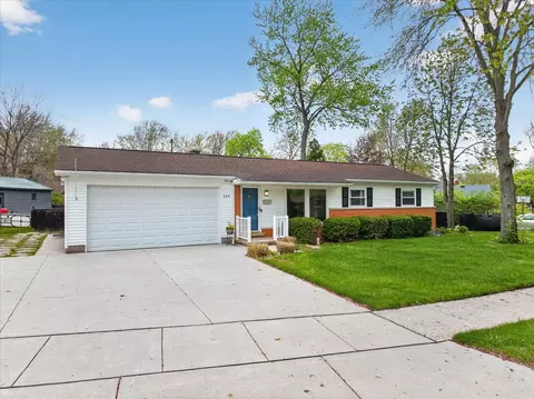 385 Hollywood Dr, Saline, MI 48176