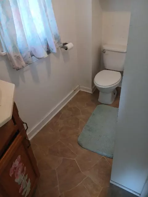 Bath - 844 Backus St, Jackson, MI 49202 photo 2 of 3