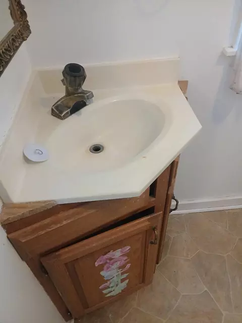 Bath - 844 Backus St, Jackson, MI 49202 photo 1 of 3