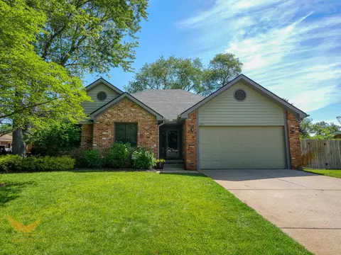 1583 Weymouth St, West Bloomfield, MI 48324