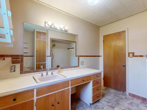Bath - 115 Emerson St, Ithaca, MI 48847 photo 2 of 5