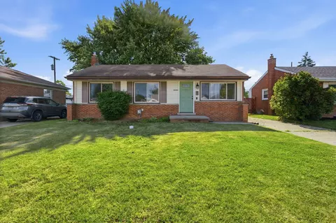 28604 Bohn St, Roseville, MI 48066
