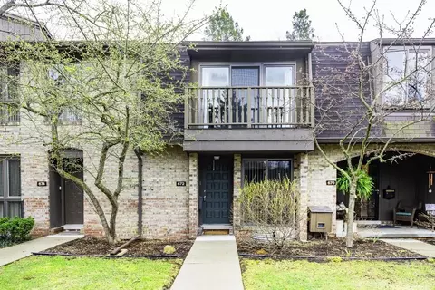 672 Greenhills Dr, Ann Arbor, MI 48105