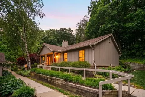 2202 Pine Grove Ct, Ann Arbor, MI 48103