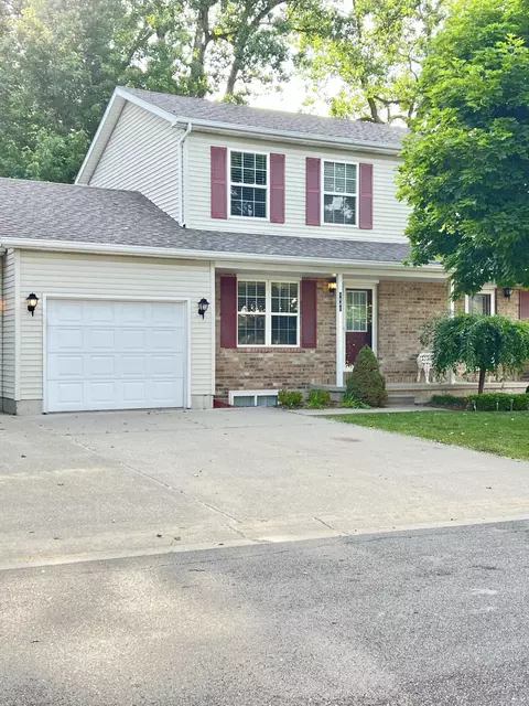 1448 Whispering Woods Ln, Marysville, MI 48040