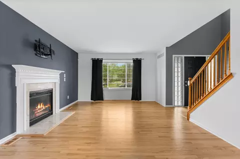 Living - 33324 Sand Piper Dr, Romulus, MI 48174 photo 4 of 6