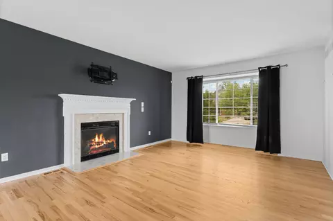 Living - 33324 Sand Piper Dr, Romulus, MI 48174 photo 3 of 6
