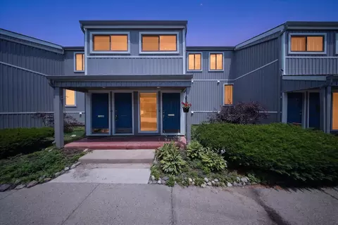 9579 Harbour Cove Ct, Ypsilanti, MI 48197