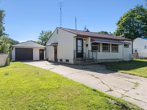 725 Woodbine Dr, Fenton, MI 48430