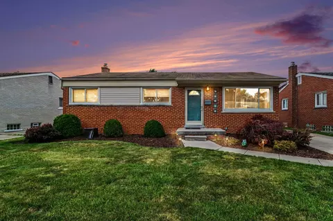 32413 Greenlawn St, Saint Clair Shores, MI 48082