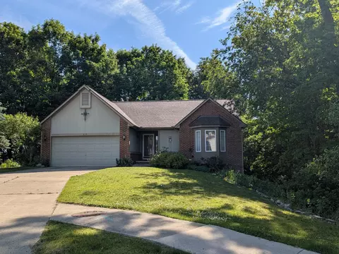 619 Hill Crest Ct, Milford, MI 48381