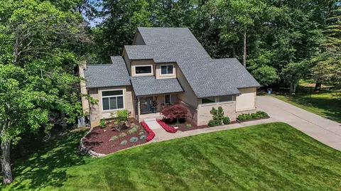 8690 Scenic Bluff Ln, White Lake, MI 48386