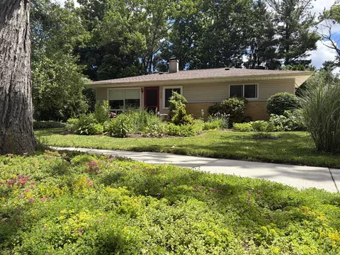 2104 S Circle Dr, Ann Arbor, MI 48103