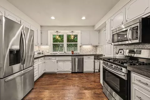 Kitchen - 2000 E Stadium Blvd, Ann Arbor, MI 48104 photo 3 of 4