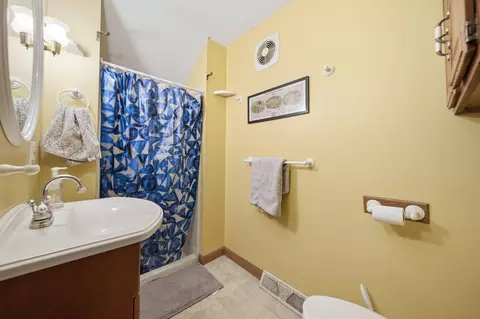 Bath - 1101 Williams St, Adrian, MI 49221 photo 7 of 7
