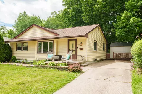 717 Carbeck Dr, Ann Arbor, MI 48103