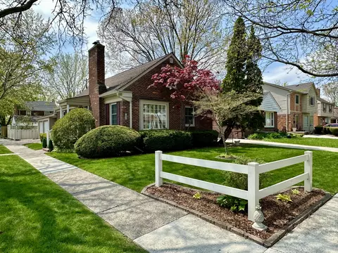 1953 Oxford Rd, Grosse Pointe Woods, MI 48236
