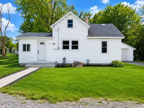 226 Cedar St NE, Cedar Springs, MI 49319