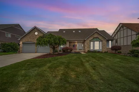 37120 Turnburry Dr, Livonia, MI 48152