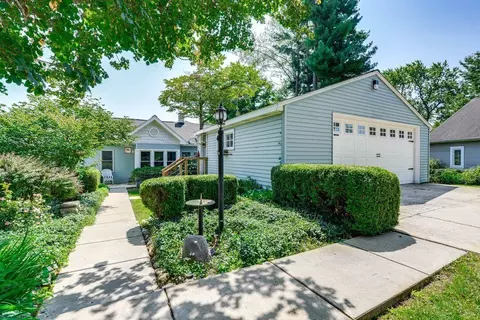 51479 Summit St, Paw Paw, MI 49079