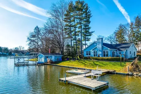 51479 Summit St, Paw Paw, MI 49079
