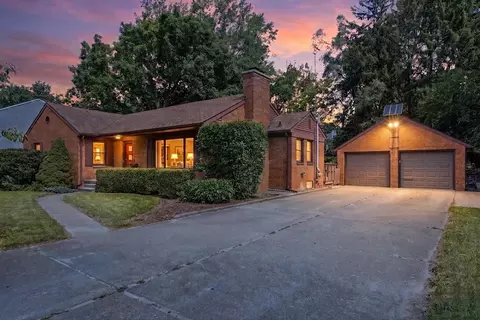 2678 Valley Dr, Ann Arbor, MI 48103