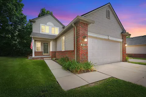 2598 Woodcliff Trl, Hartland, MI 48353