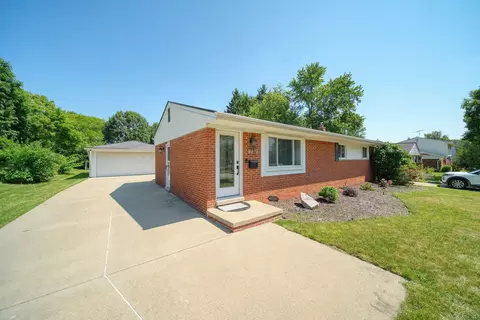 732 Bassett Dr, Saline, MI 48176