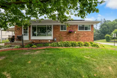906 Squire Ln, Milford, MI 48381