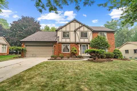 25872 Hunt Club Blvd, Farmington Hills, MI 48335