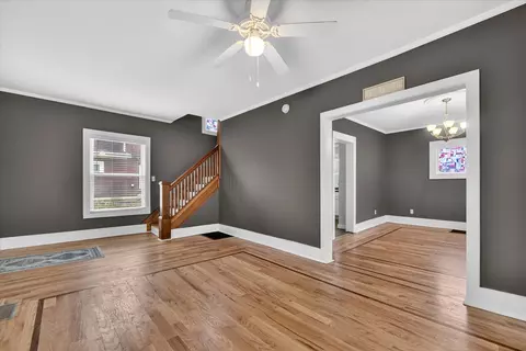 Living - 406 Garfield St, Jackson, MI 49203 photo 2 of 4