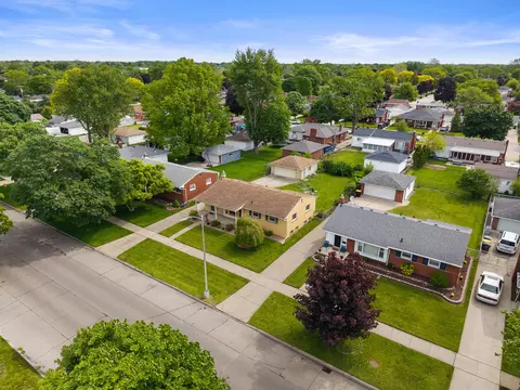 3233 Grange Rd, Trenton, MI 48183