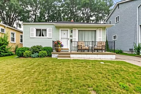 574 E Dallas Ave, Madison Heights, MI 48071
