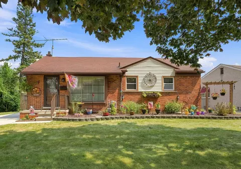 29470 Robert Dr, Livonia, MI 48150