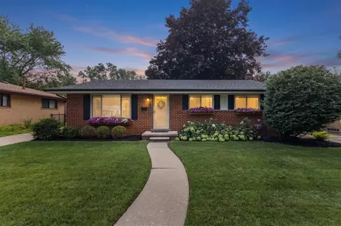 14928 Country Club Dr, Livonia, MI 48154