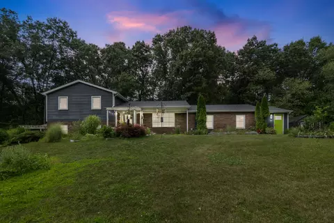 3950 Queen Oaks Dr, Chelsea, MI 48118