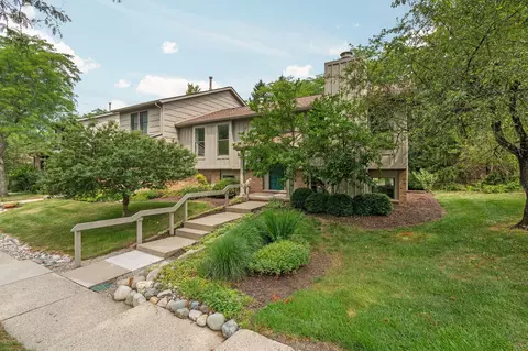2250 Rivenoak Ct, Ann Arbor, MI 48103