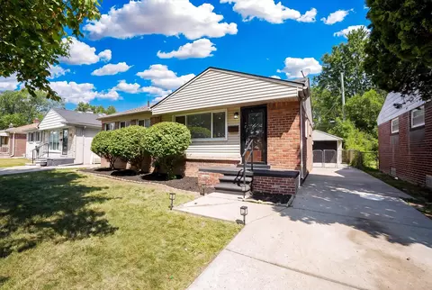 18305 Marquette St, Roseville, MI 48066