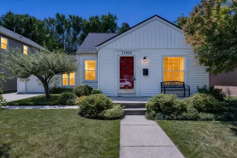 21824 S Elizabeth St E, Saint Clair Shores, MI 48080