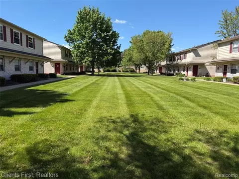 196 Princeton Dr, South Lyon, MI 48178