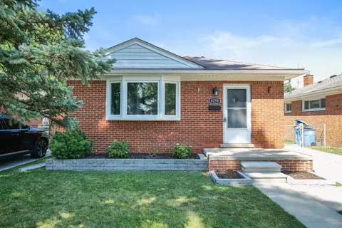 8299 Nightingale St, Dearborn Heights, MI 48127