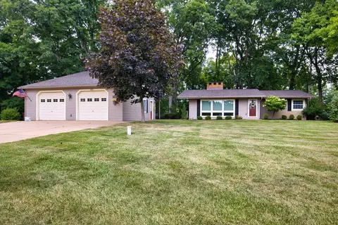 8683 Club House Dr, Brighton, MI 48116