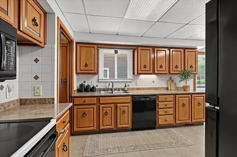 Kitchen - 15640 Stricker Ave, Eastpointe, MI 48021 photo 1 of 1