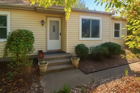 33967 Wadsworth St, Livonia, MI 48150