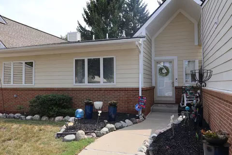 35075 Hillside Dr, Farmington Hills, MI 48335