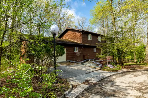 3949 Waldenwood Dr, Ann Arbor, MI 48105