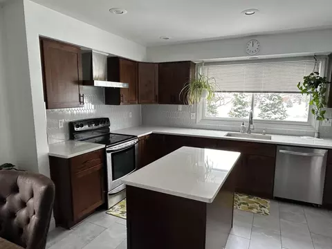 Kitchen - 5017 Saffron Dr, Troy, MI 48085 photo 2 of 5