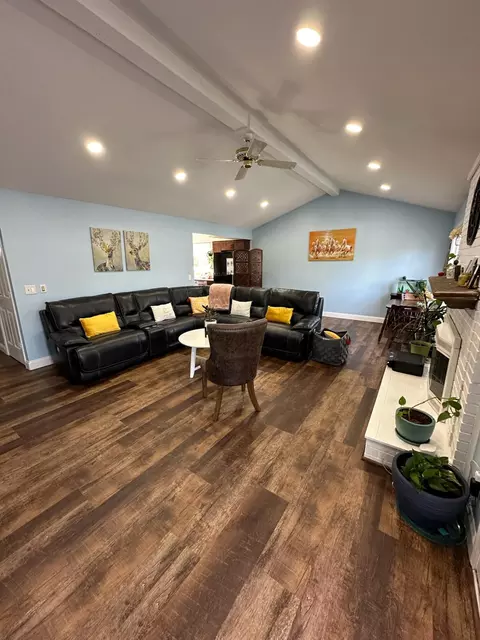Living - 5017 Saffron Dr, Troy, MI 48085 photo 2 of 5